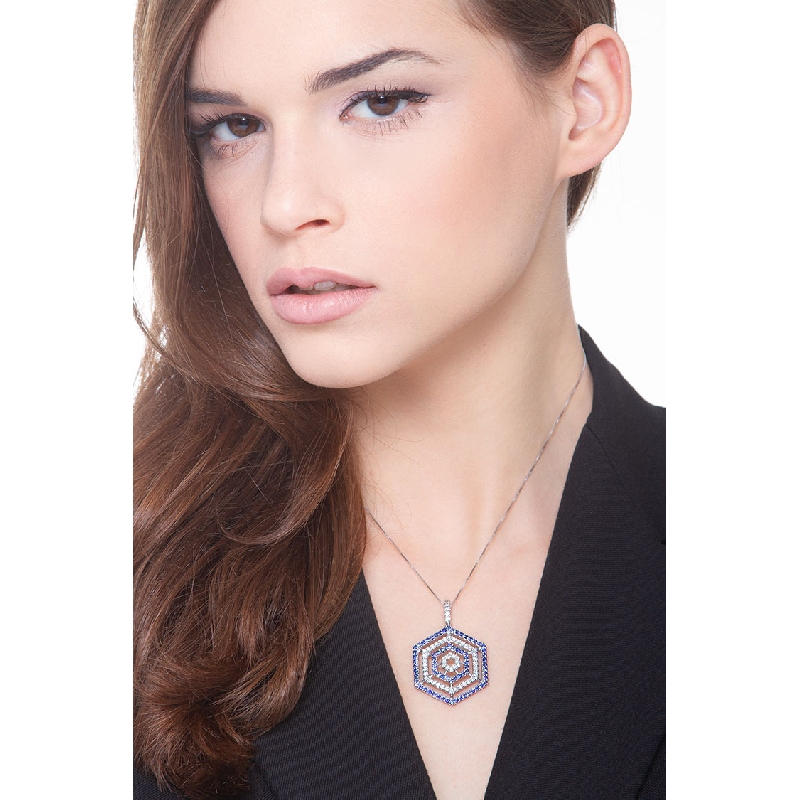 Collier en or blanc 18 carats avec saphirs bleus et diamants Collier en or blanc 18 carats avec saphirs bleus et diamants