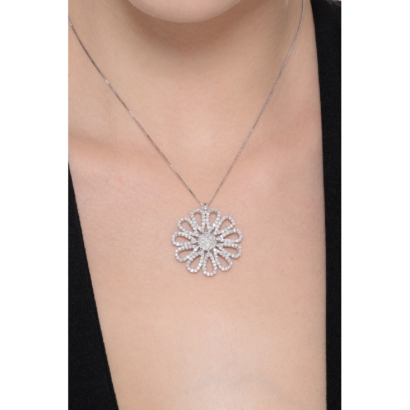 Collier en or blanc 18k orné d’une fleur de diamants Collier en or blanc 18k orné d’une fleur de diamants