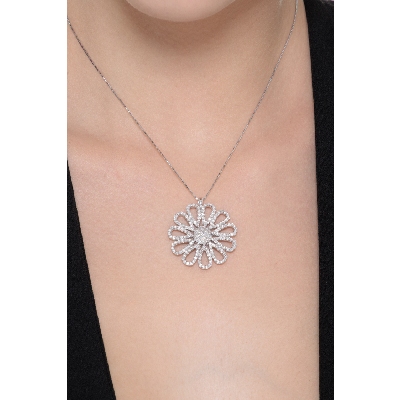 Collier en or blanc 18k orné d’une fleur de diamants
