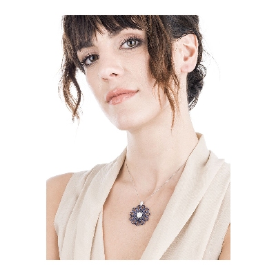 Collier en or blanc 18k avec fleur de saphirs bleus et diamants