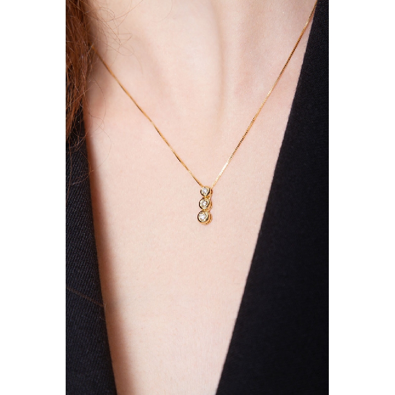 Collier en or jaune 18k avec pendentif trilogie en diamants