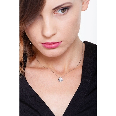 Chaîne en or blanc 18k avec pendentif goutte en diamants