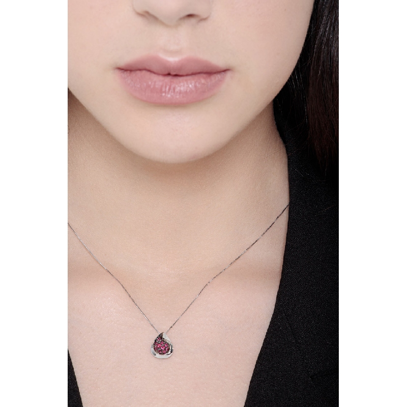 Chaîne en or blanc 18k avec pendentif goutte en rubis