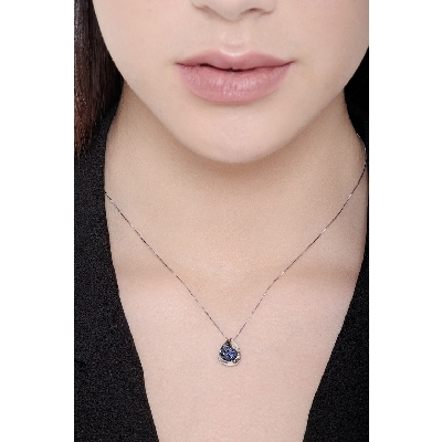 Chaîne en or blanc 18k avec pendentif goutte en saphirs bleus