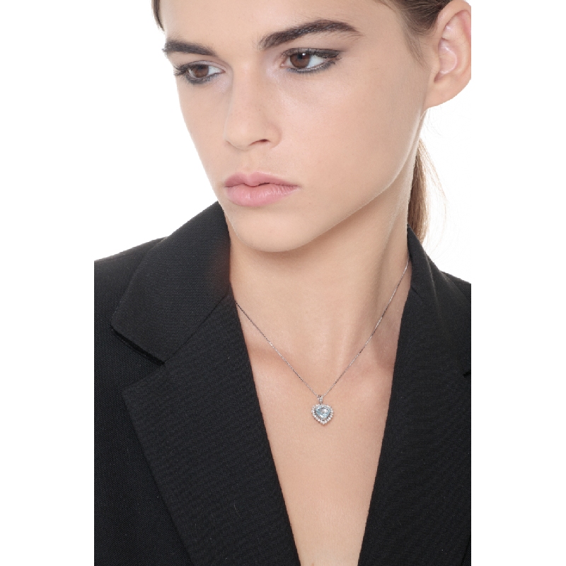 Chaîne en or blanc 18k avec pendentif cœur en aigue-marine et diamants