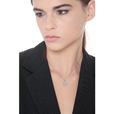 Chaîne en or blanc 18k avec pendentif cœur en aigue-marine et diamants