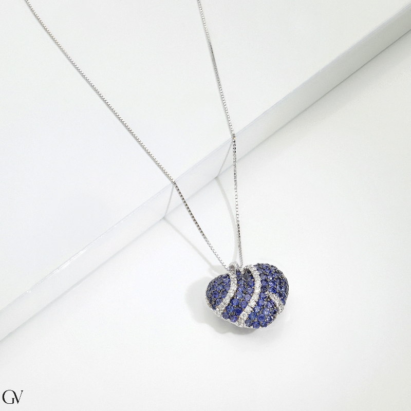 Collier en or blanc 18k avec pendentif cœur en saphirs et diamants Collier en or blanc 18k avec pendentif cœur en saphirs et diamants