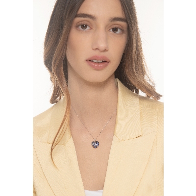 Collier en or blanc 18k avec pendentif cœur en saphirs et diamants