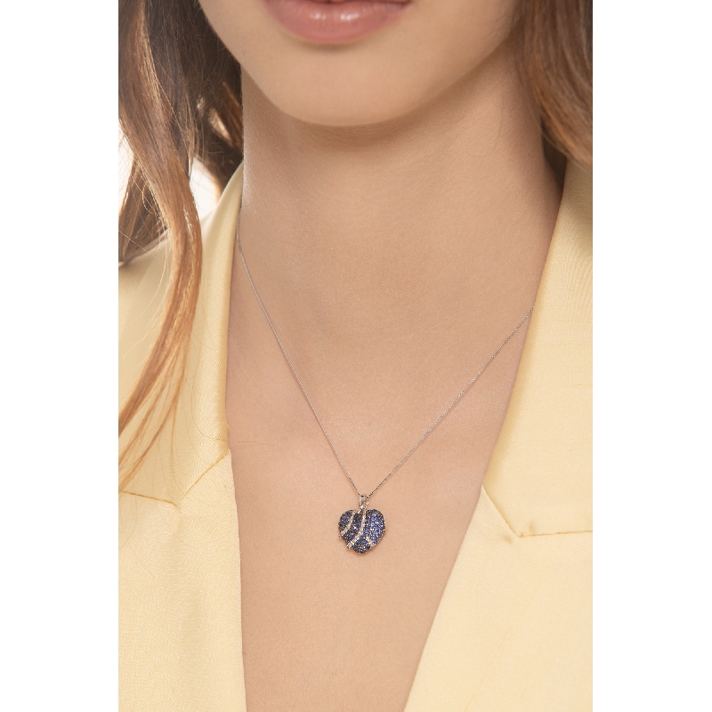 Collier en or blanc 18k avec pendentif cœur en saphirs et diamants Collier en or blanc 18k avec pendentif cœur en saphirs et diamants