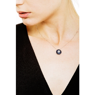 Collier avec pavé de saphirs bleus et diamants en or blanc 18k