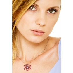 Collier en or blanc 18k avec pendentif fleur serti de rubis et diamants 2