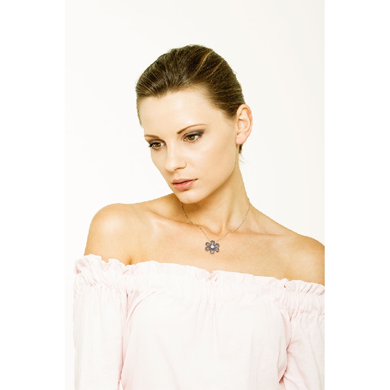 Collier en or blanc 750 avec fleur de saphirs bleus et diamants