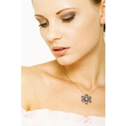 Collier en or blanc 750 avec fleur de saphirs bleus et diamants 2