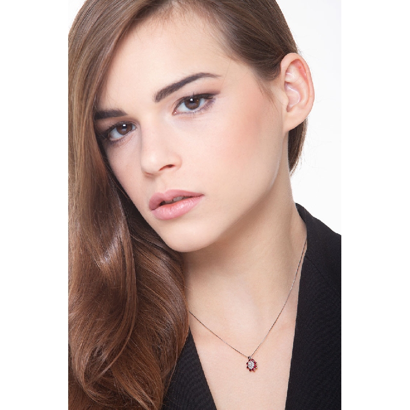 Collier en or blanc 18k en forme de fleur avec diamants et rubis