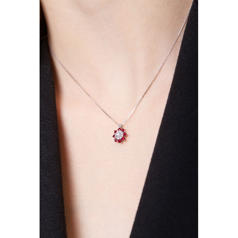 Collier en or blanc 18k en forme de fleur avec diamants et rubis