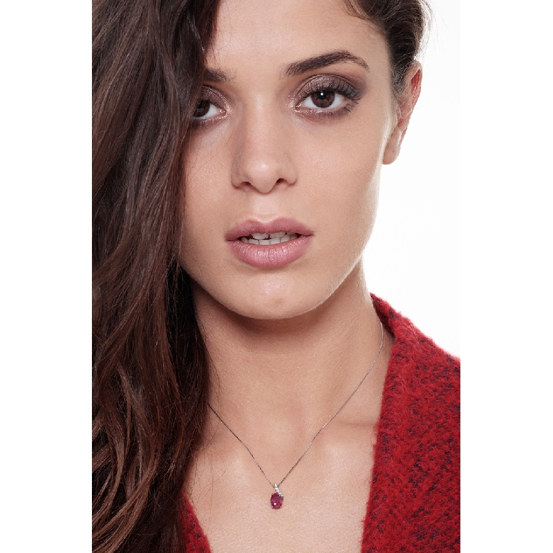 Collier en or blanc 18 carats avec pendentif rubis et diamants Collier en or blanc 18 carats avec pendentif rubis et diamants