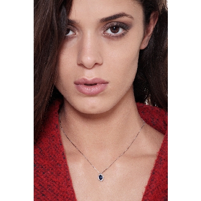 Collier halo en or blanc 18K saphir bleu entouré de diamants