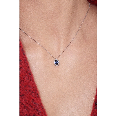 Collier halo en or blanc 18K saphir bleu entouré de diamants