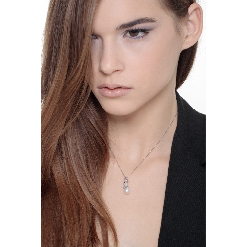 Collier en or blanc 18k avec diamant et perle naturelle cultivée