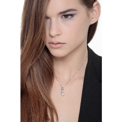 Collier en or blanc 18k avec diamant et perle naturelle cultivée