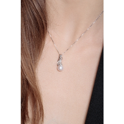 Collier en or blanc 18k avec diamant et perle naturelle cultivée