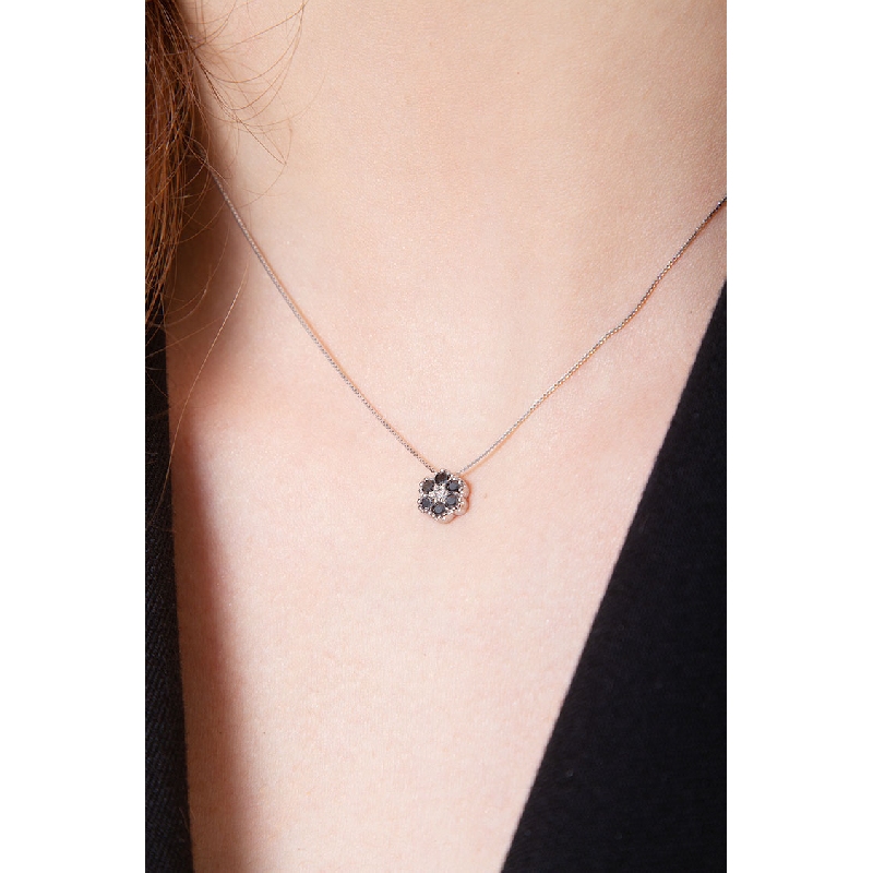 Pendentif en or blanc 18k avec fleur en diamants noirs et blancs Pendentif en or blanc 18k avec fleur en diamants noirs et blancs