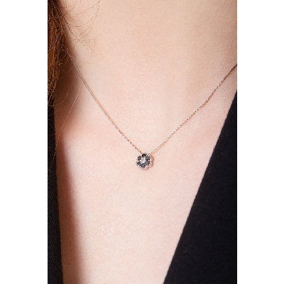 Pendentif en or blanc 18k avec fleur en diamants noirs et blancs