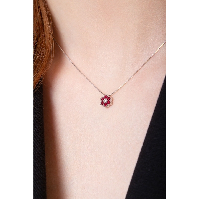 Collier fleur illusion en or blanc 18k avec diamant et rubis