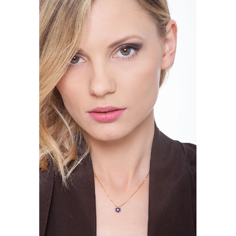 Collier en or jaune avec pendentif fleur, diamant et saphirs