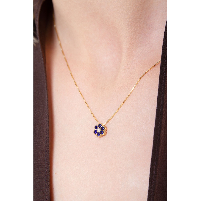 Collier en or jaune avec pendentif fleur, diamant et saphirs
