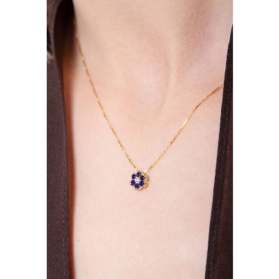 Collier en or jaune avec pendentif fleur, diamant et saphirs