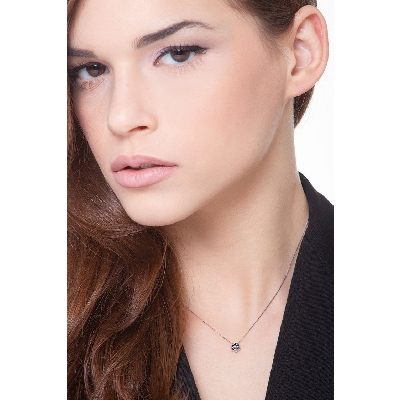 Collier avec pendentif fleur en or blanc 18k et diamants