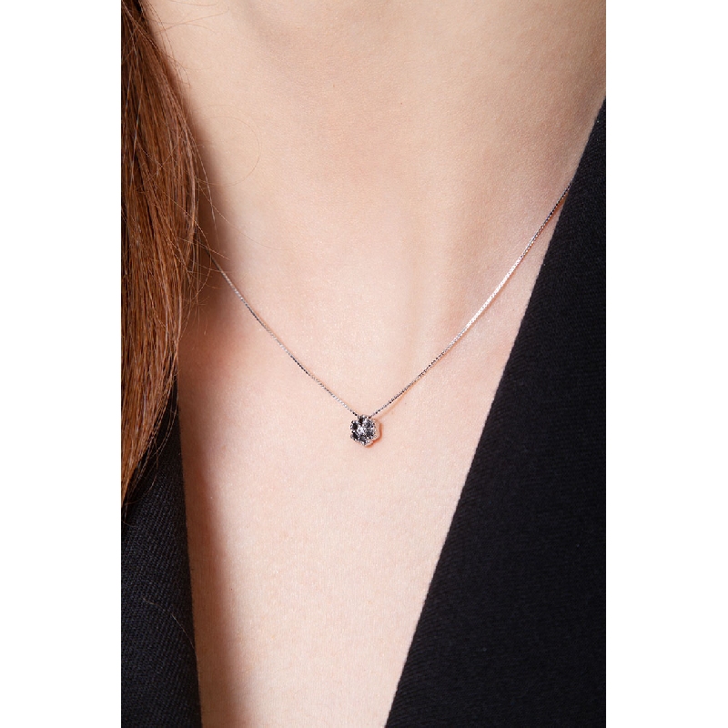 Collier avec pendentif fleur en or blanc 18k et diamants