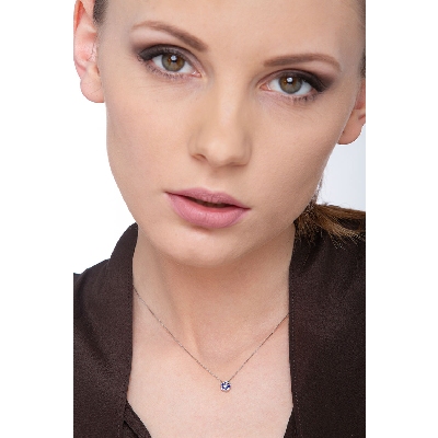 Collier en or blanc 18k fleur diamant et saphirs bleus