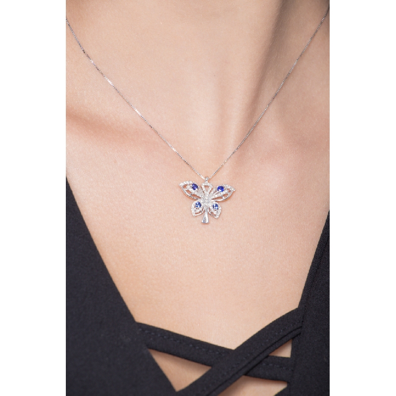 Collier avec pendentif papillon en or blanc 18k avec diamants et saphirs bleus