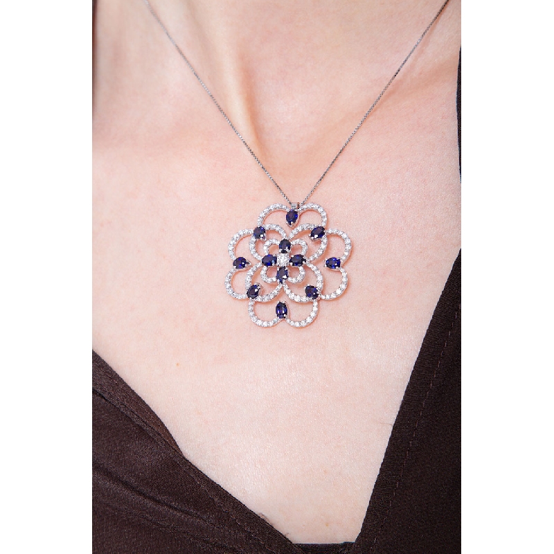 Collier fleur en or blanc 18k avec pendentif de saphirs bleus et diamants