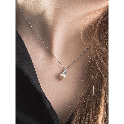 Collier femme en or blanc 18k avec perle naturelle et diamants