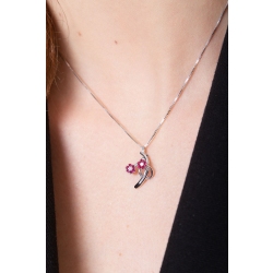 Collier avec pendentif fleurs en or blanc 18k avec rubis et diamants 2