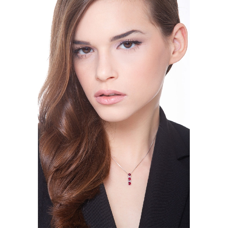 Collier en or blanc 18k trilogy en rubis et diamants Collier en or blanc 18k trilogy en rubis et diamants