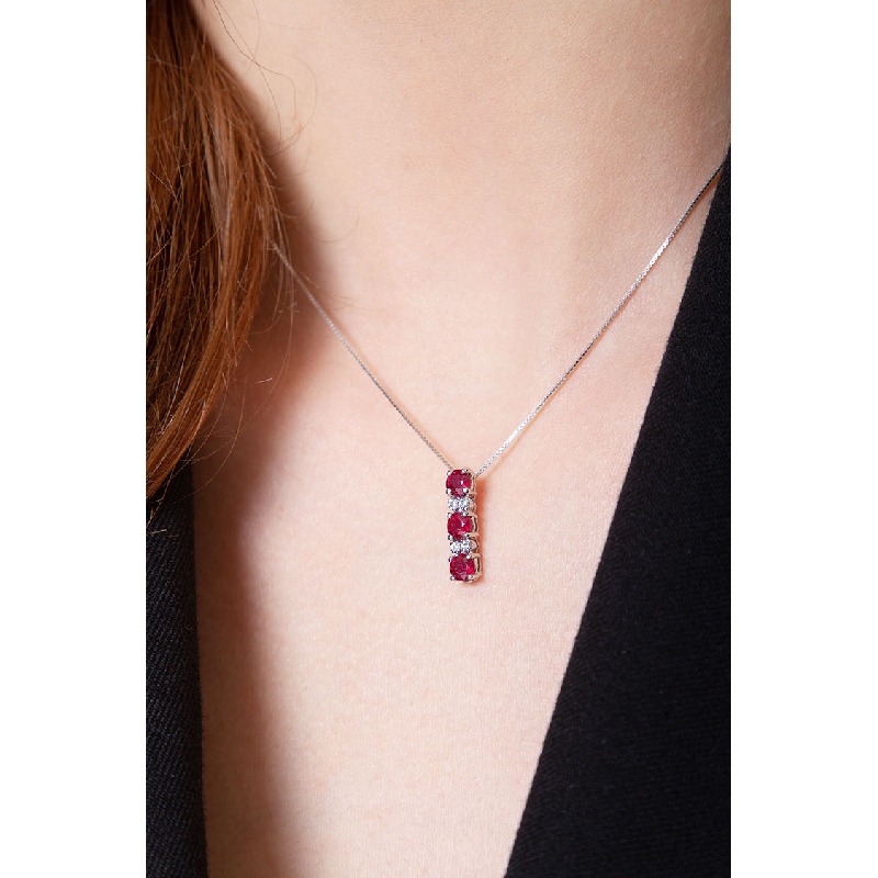 Collier en or blanc 18k trilogy en rubis et diamants Collier en or blanc 18k trilogy en rubis et diamants