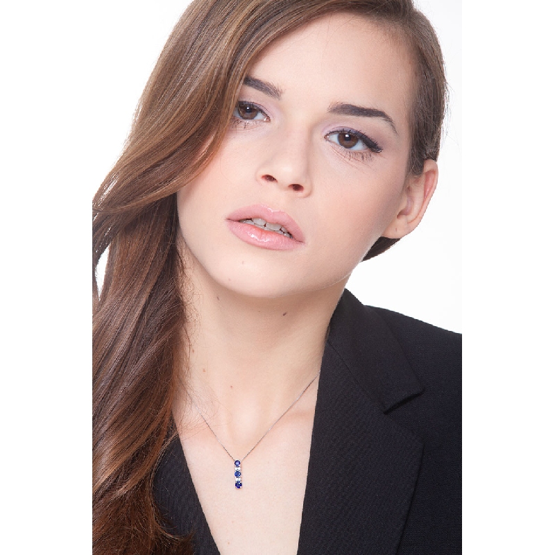 Collier en or blanc 18k avec pendentif trilogie saphirs bleus et diamants