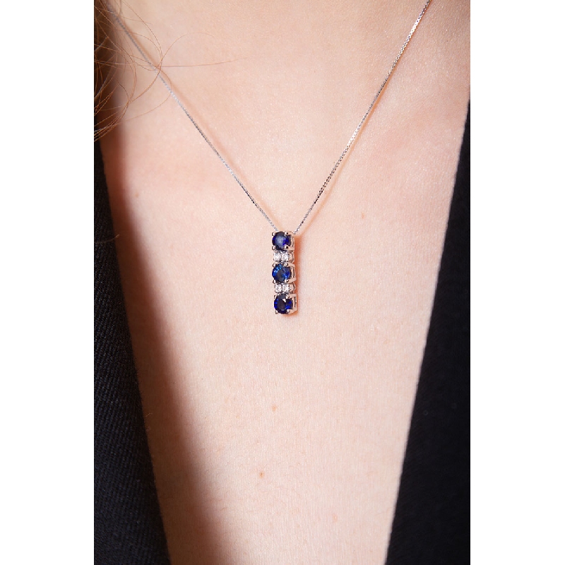 Collier en or blanc 18k avec pendentif trilogie saphirs bleus et diamants