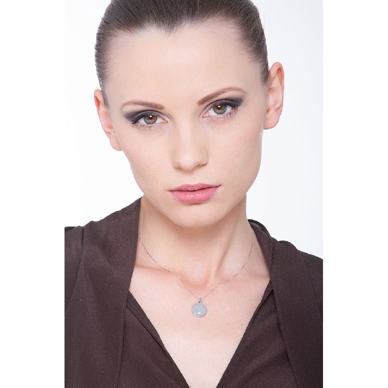 Collier avec médaille ronde en or blanc 18k et diamant Collier avec médaille ronde en or blanc 18k et diamant