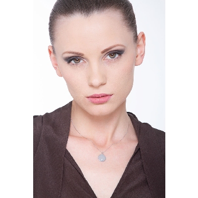 Collier avec médaille ronde en or blanc 18k et diamant