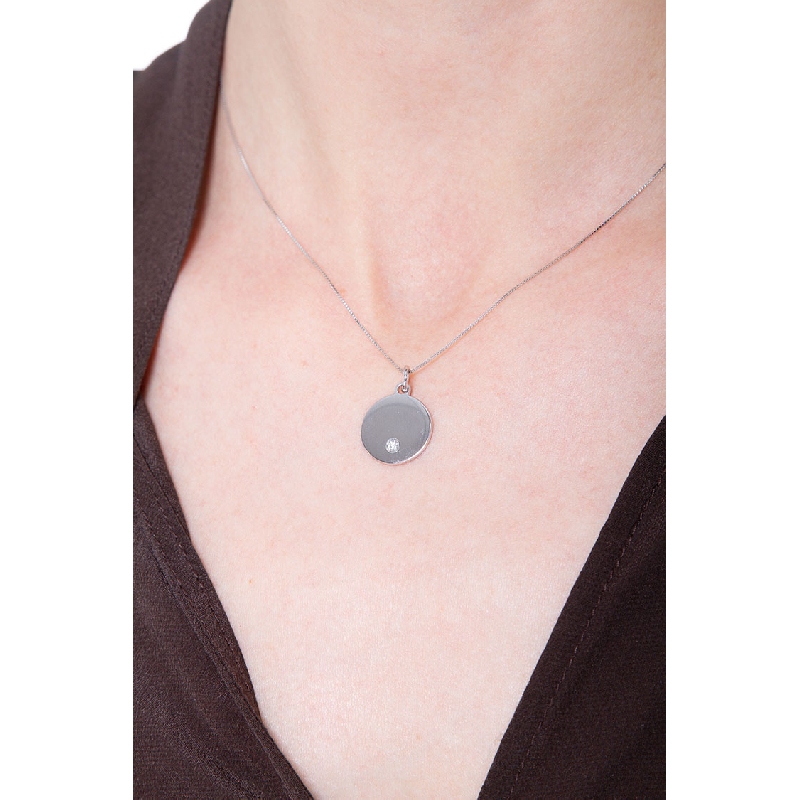 Collier avec médaille ronde en or blanc 18k et diamant Collier avec médaille ronde en or blanc 18k et diamant