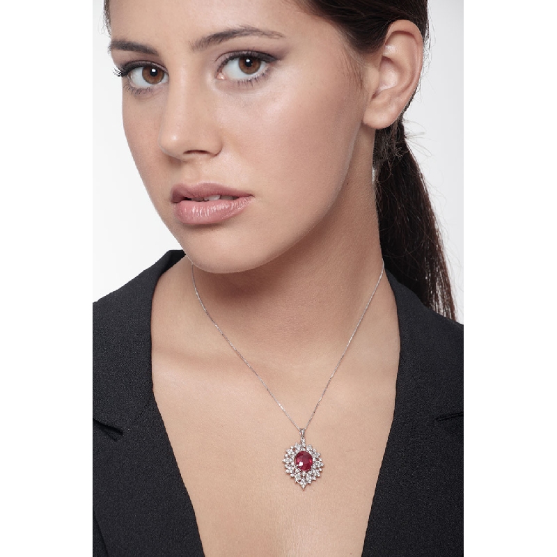 Collier en or blanc 18k avec rubis et halo diamants Collier en or blanc 18k avec rubis et halo diamants