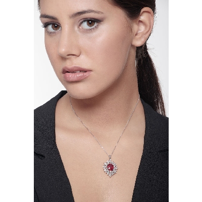 Collier en or blanc 18k avec rubis et halo diamants