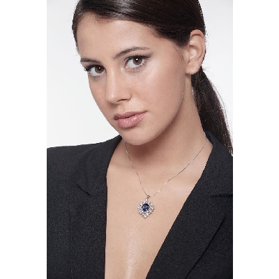 Collier design en or blanc 18k avec saphir bleu et diamants