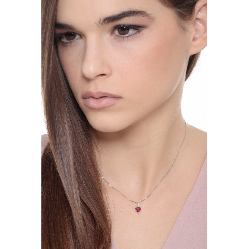 Collier en or blanc 18k avec rubis et diamant Collier en or blanc 18k avec rubis et diamant