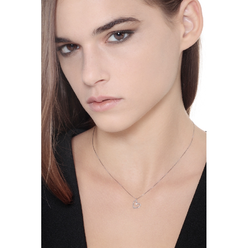 Collier cœur en or blanc 18 carats et diamant  Collier cœur en or blanc 18 carats et diamant